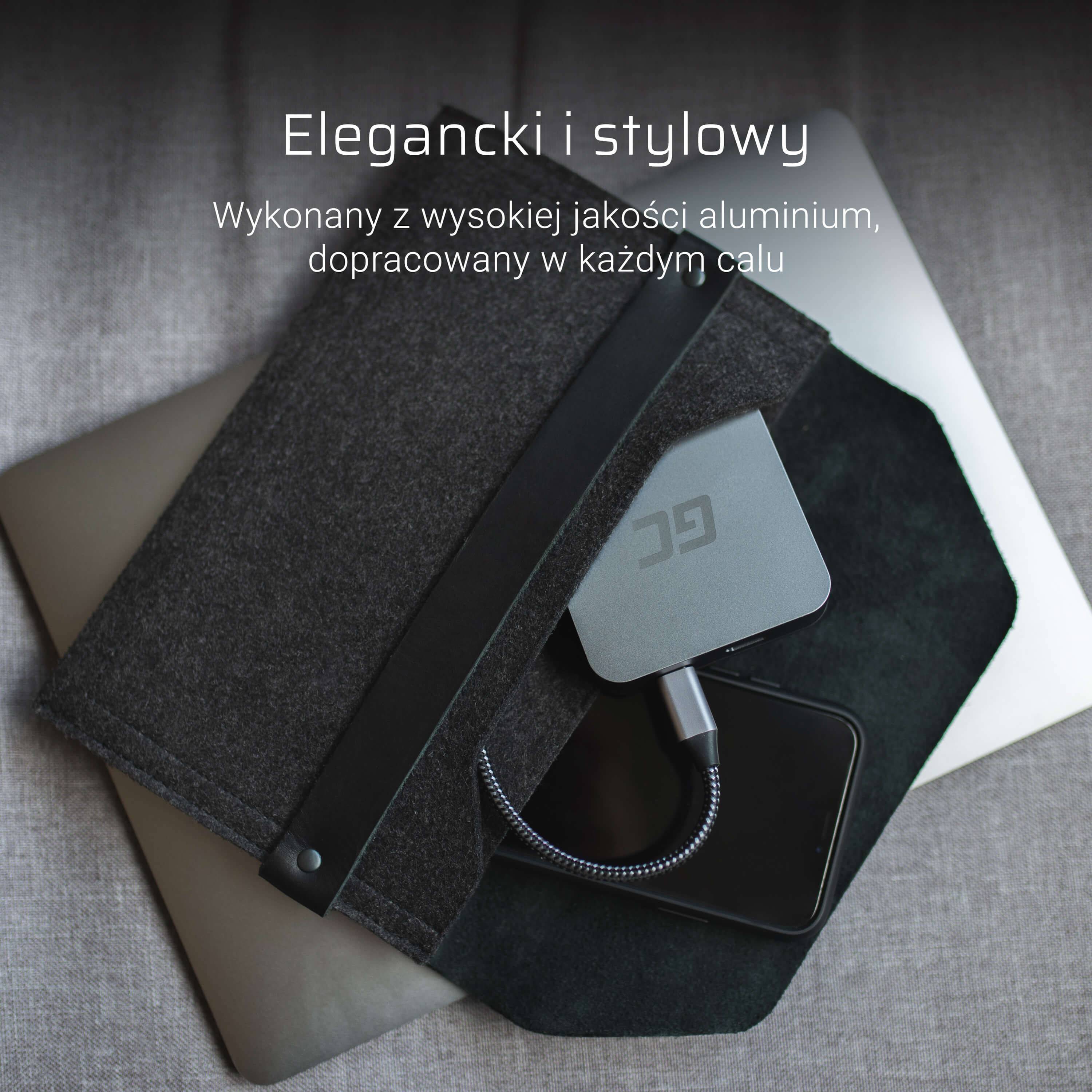 Elegante schwarze Filz-Laptop-Tasche, die ein kleines Gerät und Kabel auf einem Laptop hält; polnischer Text lautet „Elegant und stilvoll