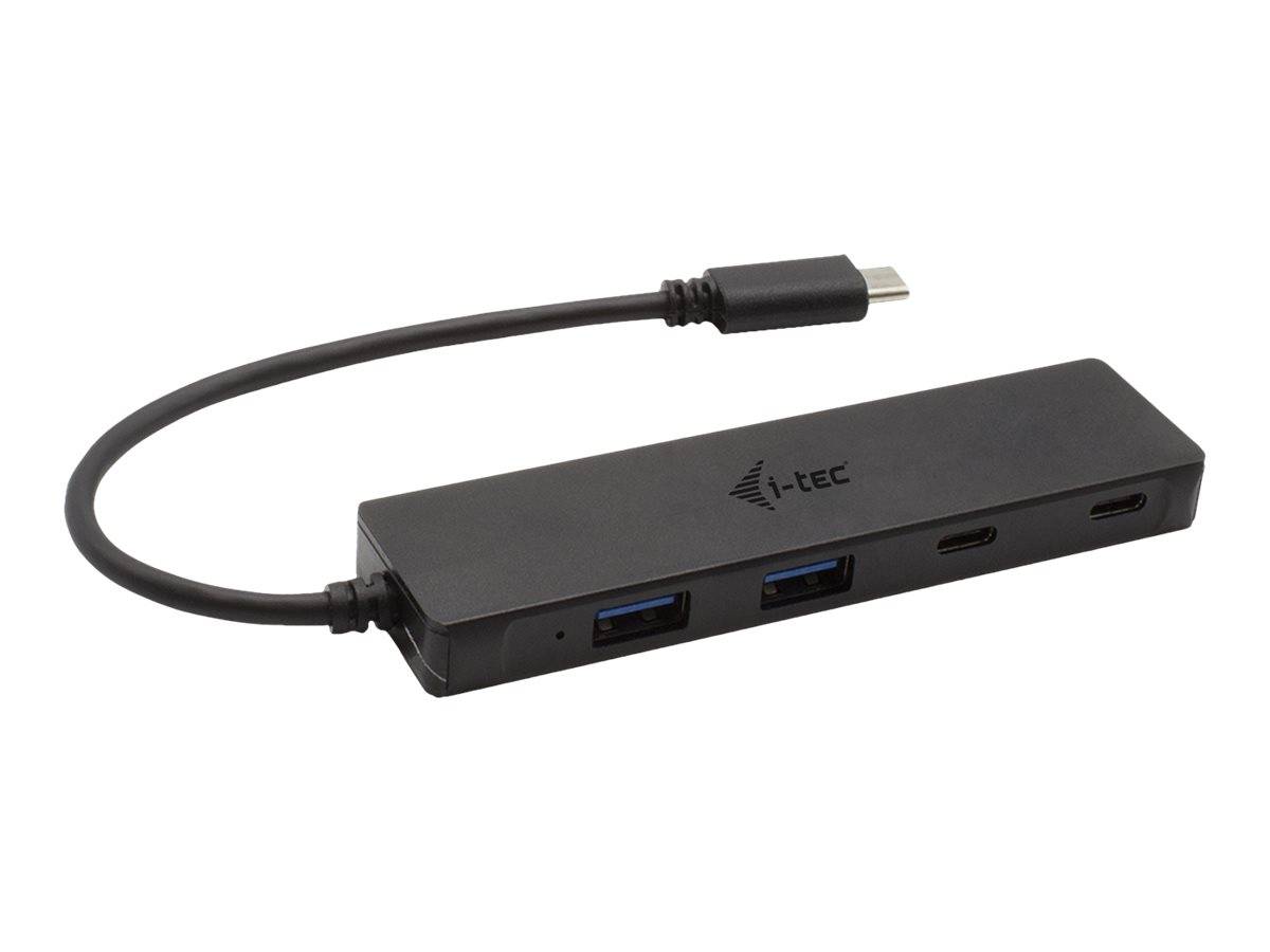 Schwarzer USB-C-Hub mit angeschlossenem Kabel, zwei USB-A-Anschlüssen und zwei USB-C-Anschlüssen auf einem rechteckigen Adapter.