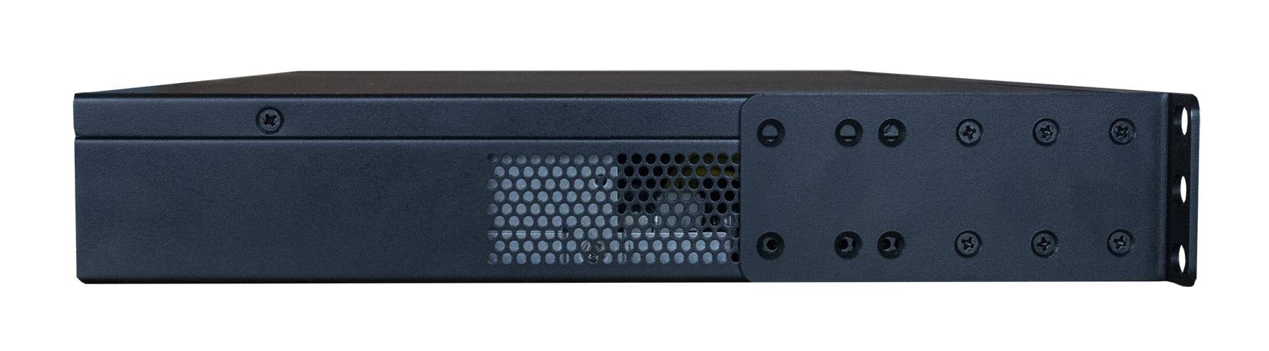 Schwarzes rechteckiges Metall-Ausrüstungsgestell oder Server-Schiene mit belüftetem Seitenpaneel und Befestigungslöchern, auf weißem Hintergrund gezeigt.