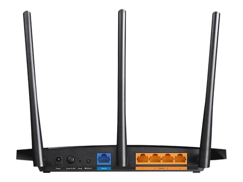 Drahtlosrouter mit drei Antennen von hinten gezeigt, mit Stromversorgung, Zurücksetzen und mehreren Ethernet-Anschlüssen sichtbar.