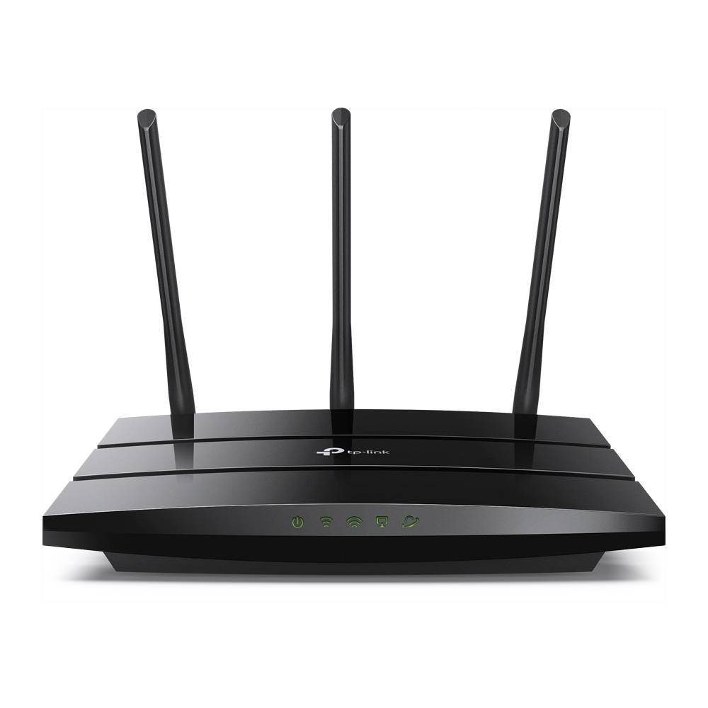 Schwarzer TP-Link WLAN-Router mit drei aufrechten Antennen und vorderen Statusleuchten auf weißem Hintergrund.
