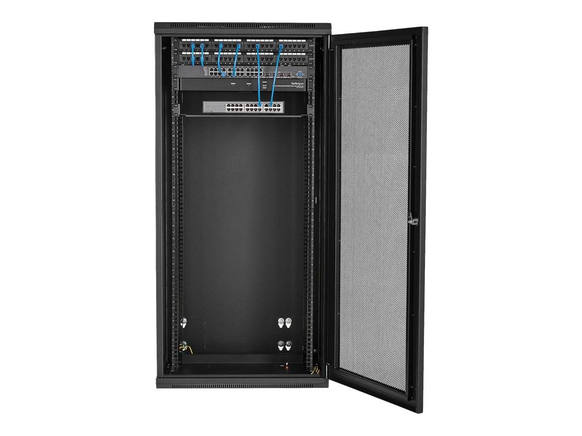 Offenes Netzwerk-Server-Rack-Schrank mit geöffneter Fronttür, das Patch-Panels, Switches und blaue Ethernet-Kabel im Inneren zeigt.