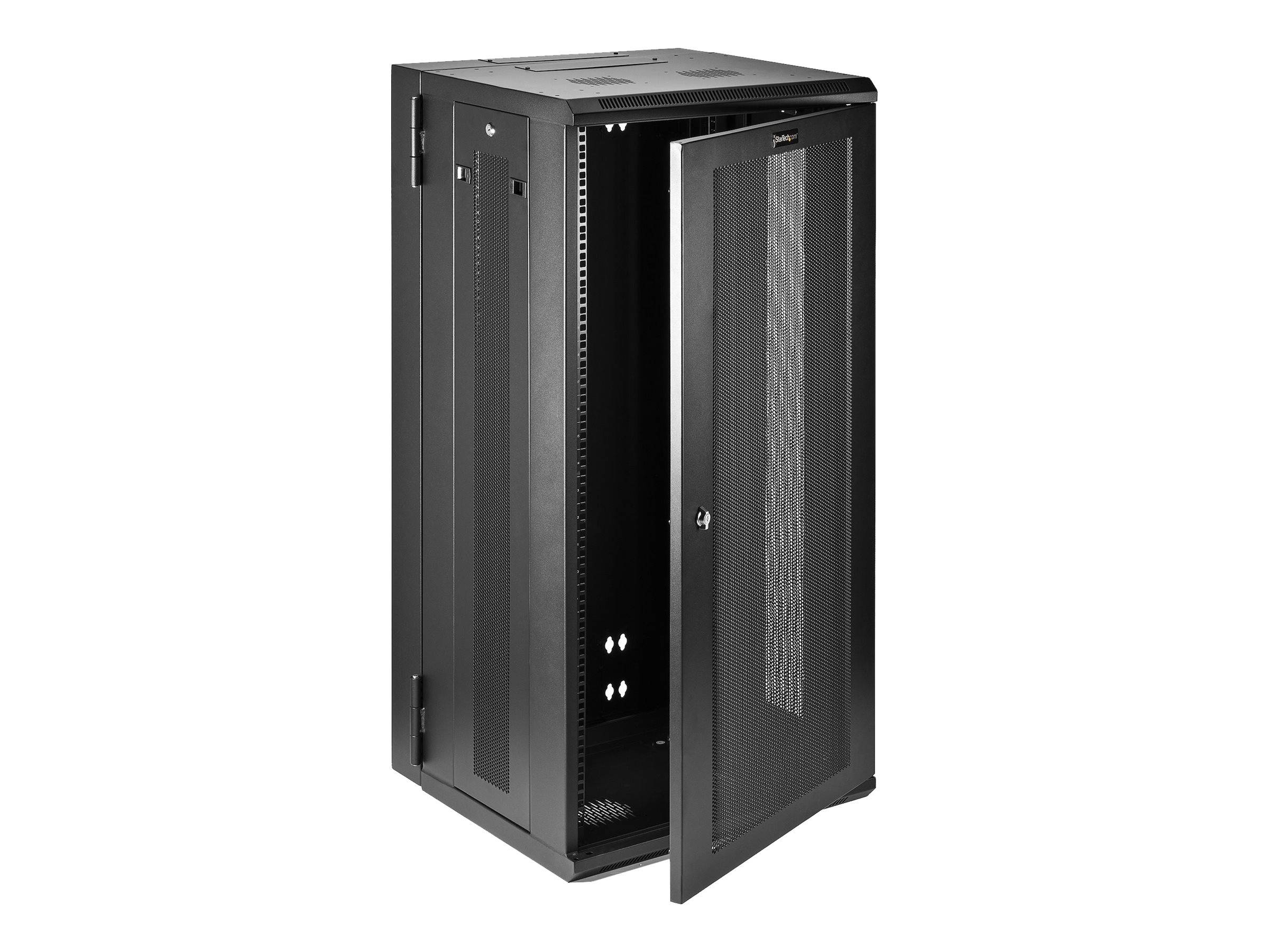 Offener schwarzer Metall-Serverschrank mit einer Maschendrahttür, die leicht geöffnet ist, gezeigt vor weißem Hintergrund.