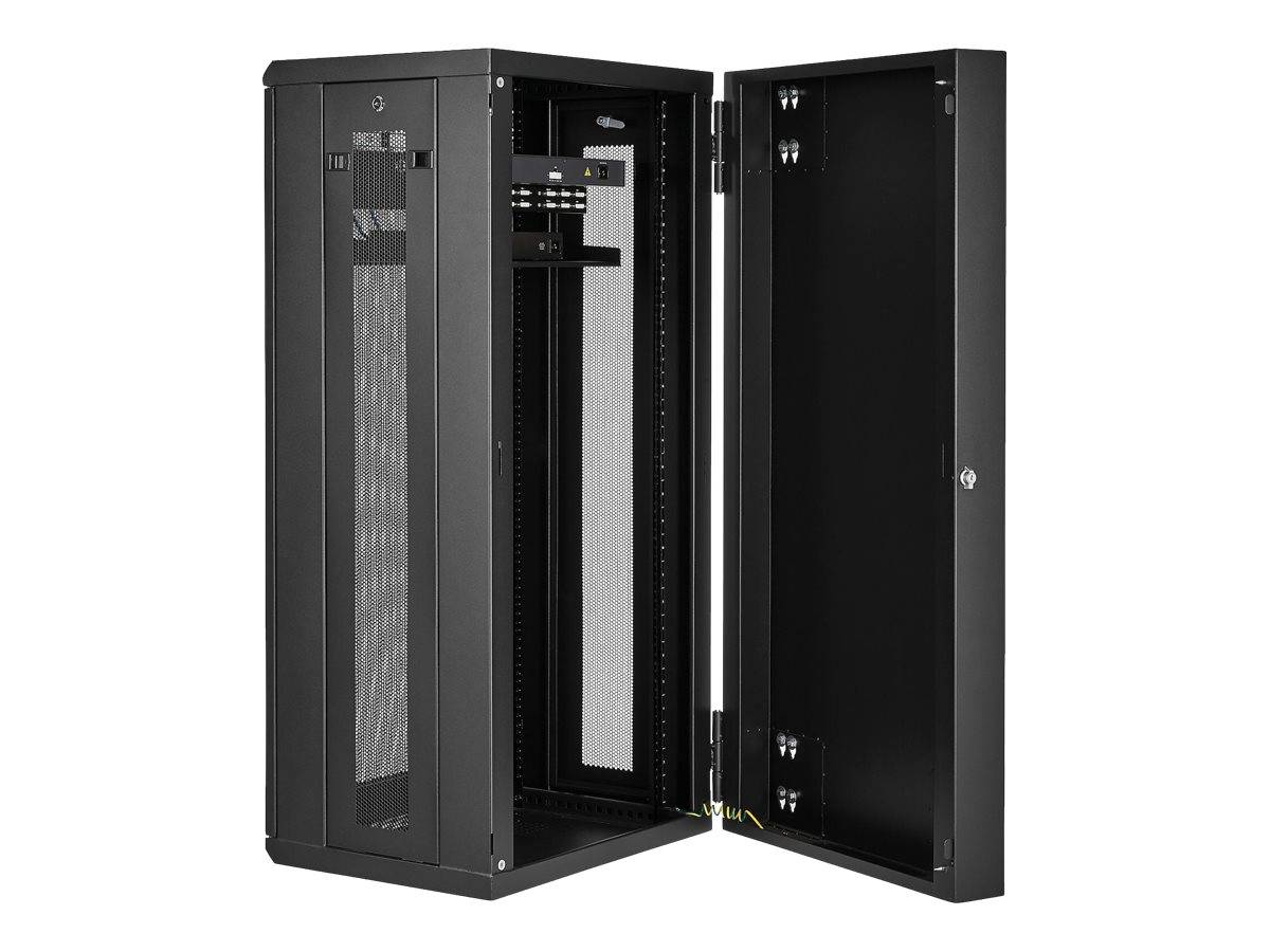 Offenes schwarzes Server-Rack-Schrank mit vorderen und hinteren Türen, das innere Montageschienen für Netzwerkgeräte zeigt.