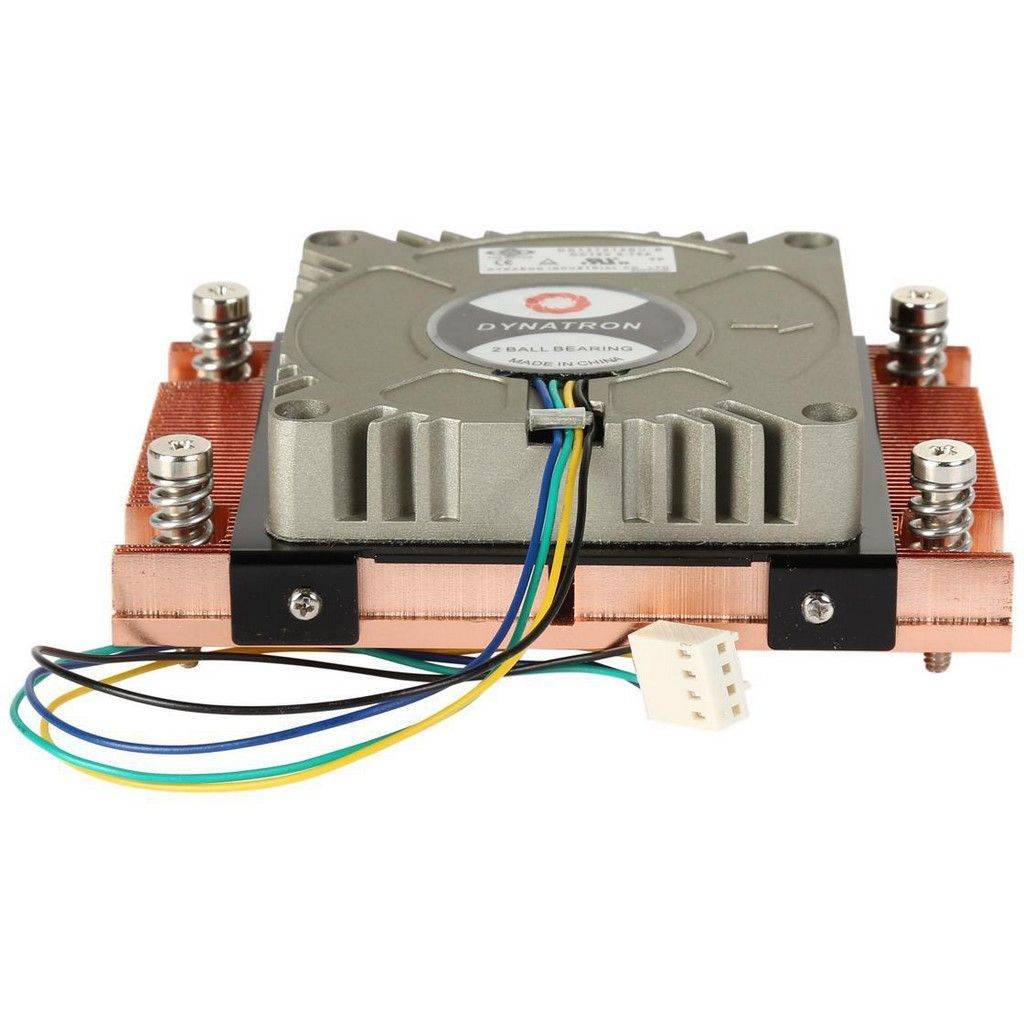 Computerkühlung Lüfter und Kühlkörper-Baugruppe mit Kupferbasis, Metallschutzgehäuse und mehrfarbigen Anschlussdrähten auf weißem Hintergrund.