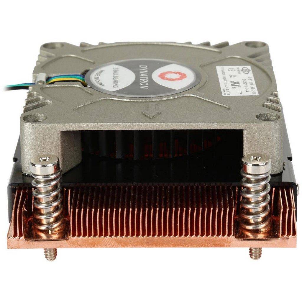 CPU-Kühler für Computer mit Lüfter, Metallkühlkörper und Kupferbasis, von der Seite auf weißem Hintergrund betrachtet.