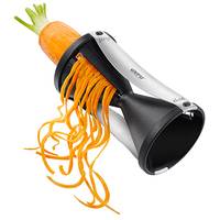 Ein tragbares Gemüsespiralizergerät, bei dem eine Karotte in lange orangefarbene Nudeln verwandelt wird.