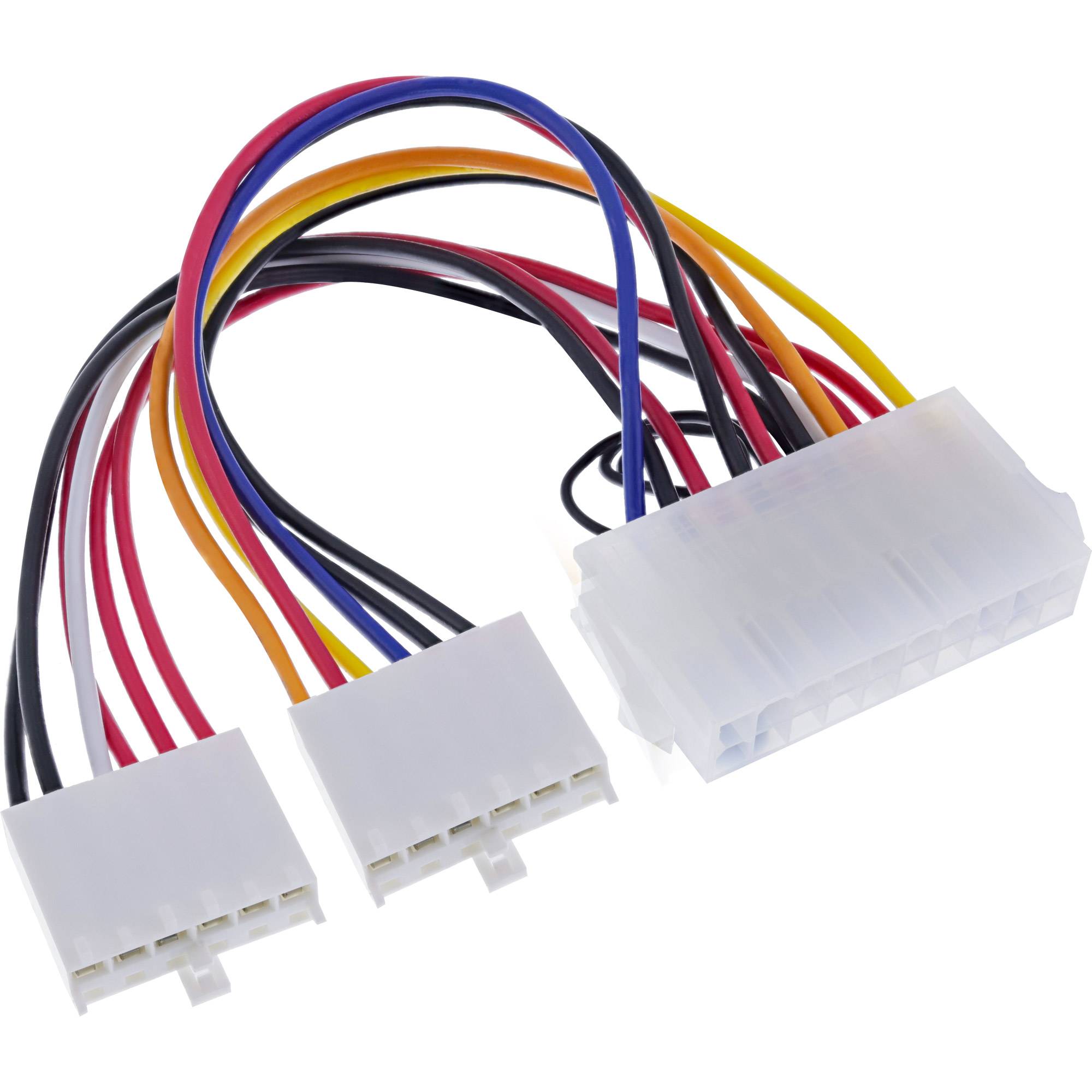 Drei weiße Computernetzstecker mit mehrfarbigen Drähten auf weißem Hintergrund.