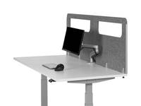 Höhenverstellbarer Schreibtisch mit Monitor und Maus, angebrachter Sichtschutztrennwand, in der Seitenansicht auf weißem Hintergrund dargestellt.