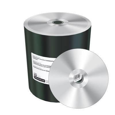 Ein Stapel leerer silberner CDs/DVDs in einem schwarzen Spindelgehäuse, mit einer Disc, die vorne angelehnt ist und ein Barcode-Etikett zeigt.
