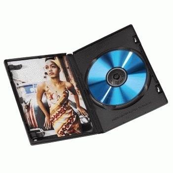 Aufgeklappter DVD-Koffer mit einer blauen Disc und Coverkunst, die eine Frau in einem Kleid zeigt.