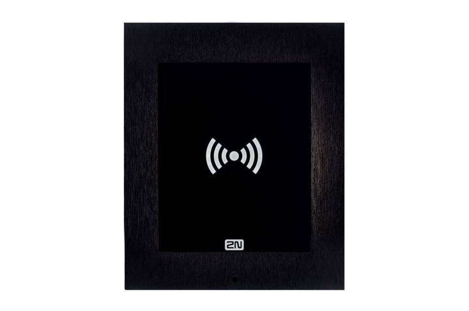 2N' Gegensprechanlage-Frontplatte mit einem Symbol in der Mitte, das NFC- oder RFID-Technologie anzeigt und kontaktlose Zugriffsmöglichkeiten suggeriert.