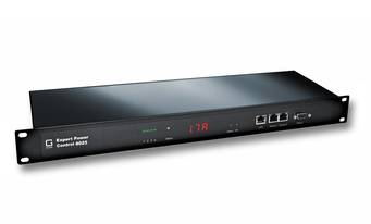 Schwarzes, in Racks montierbares Ethernet-Switch oder Netzwerkkontrolleinheit mit vorderen Anschlüssen, Statusleuchten und einem roten digitalen Display, das 