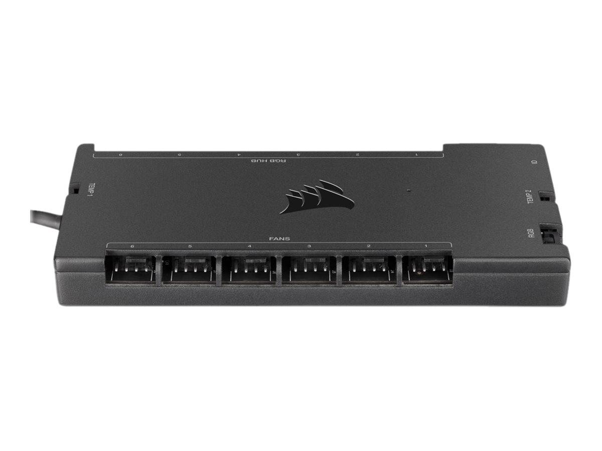 Schwarzes Computer-Hardware-Modul mit sechs vorderen Lüfteranschlüssen und einem seitlichen Kabel, dargestellt auf weißem Hintergrund.