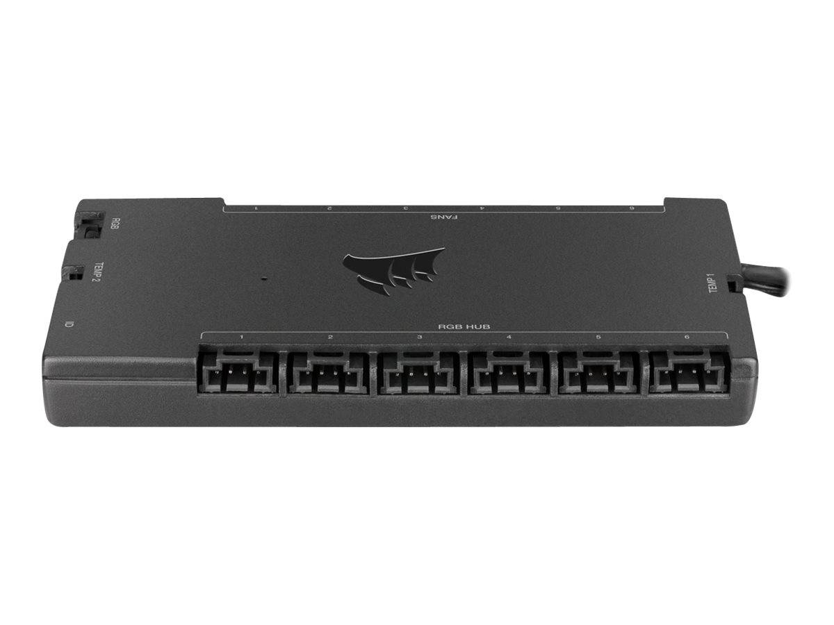 Schwarzes elektronisches Verbindungsmodul mit sechs vorderen Anschlüssen und einem seitlichen Kabel auf weißem Hintergrund.