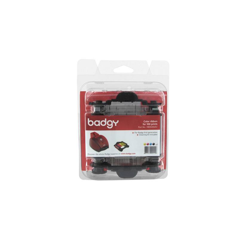 Ein verpacktes Badgy Farbband für 100 Ausdrucke, gezeigt in einer durchsichtigen Kunststoff-Einzelhandelsblisterpackung mit Produktetikett und Barcode.