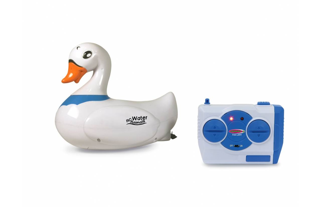 Aufblasbarer weißer Schwan-Poolaufschwimmer neben einer blauen Fernbedienung, auf einfachem weißem Hintergrund dargestellt.