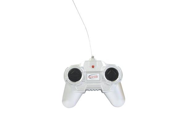 Weißer schnurgebundener Spielcontroller mit zwei schwarzen Joysticks und Rastar-Logo auf einfachem weißem Hintergrund.