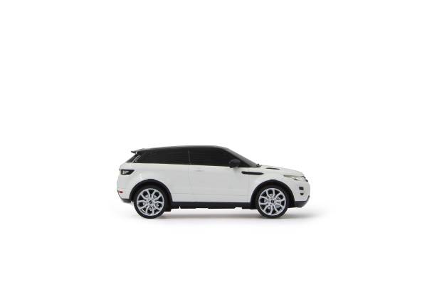 Seitenansicht eines weißen SUV mit schwarzem Dach und getönten Fenstern auf weißem Hintergrund.