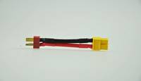 Ein kleiner rot-gelber Elektrostecker mit zwei Metallstiften und kurzen schwarzen und roten Drähten auf einem schlichten Hintergrund.