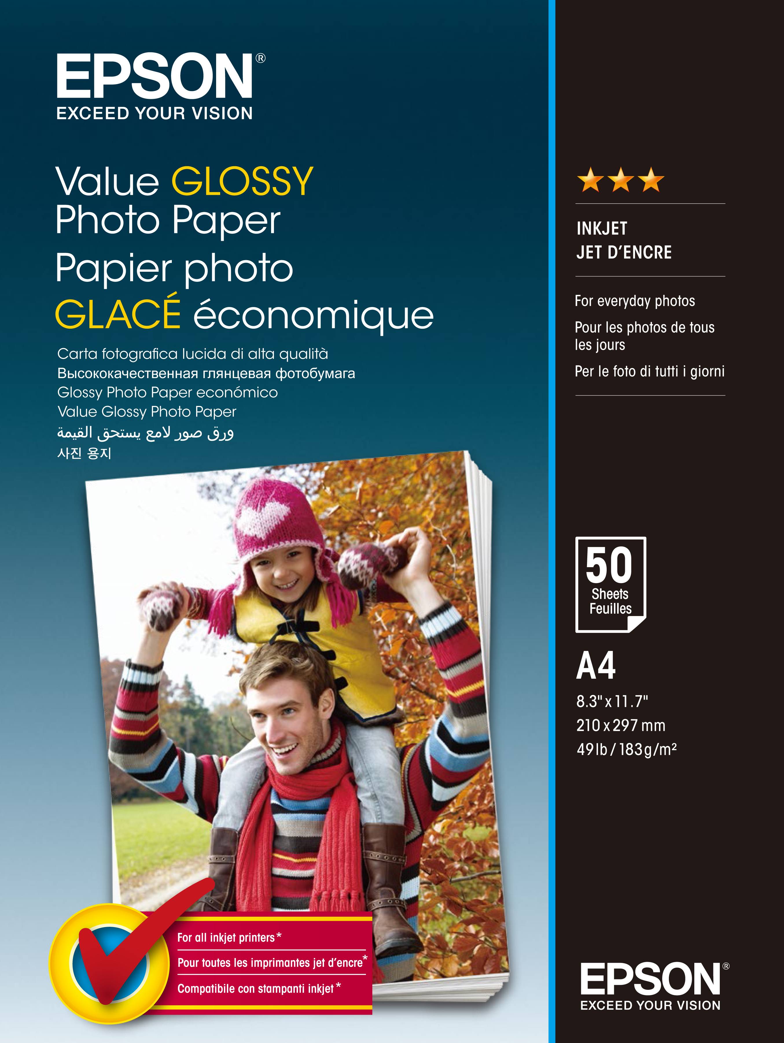 Epson Value Glanzfoto-Papier A4 Packung mit einem Beispielfoto eines Mannes, der ein Kind auf seinen Schultern trägt, gekennzeichnet mit 50 Blatt und für Tintenstrahldrucker geeignet.