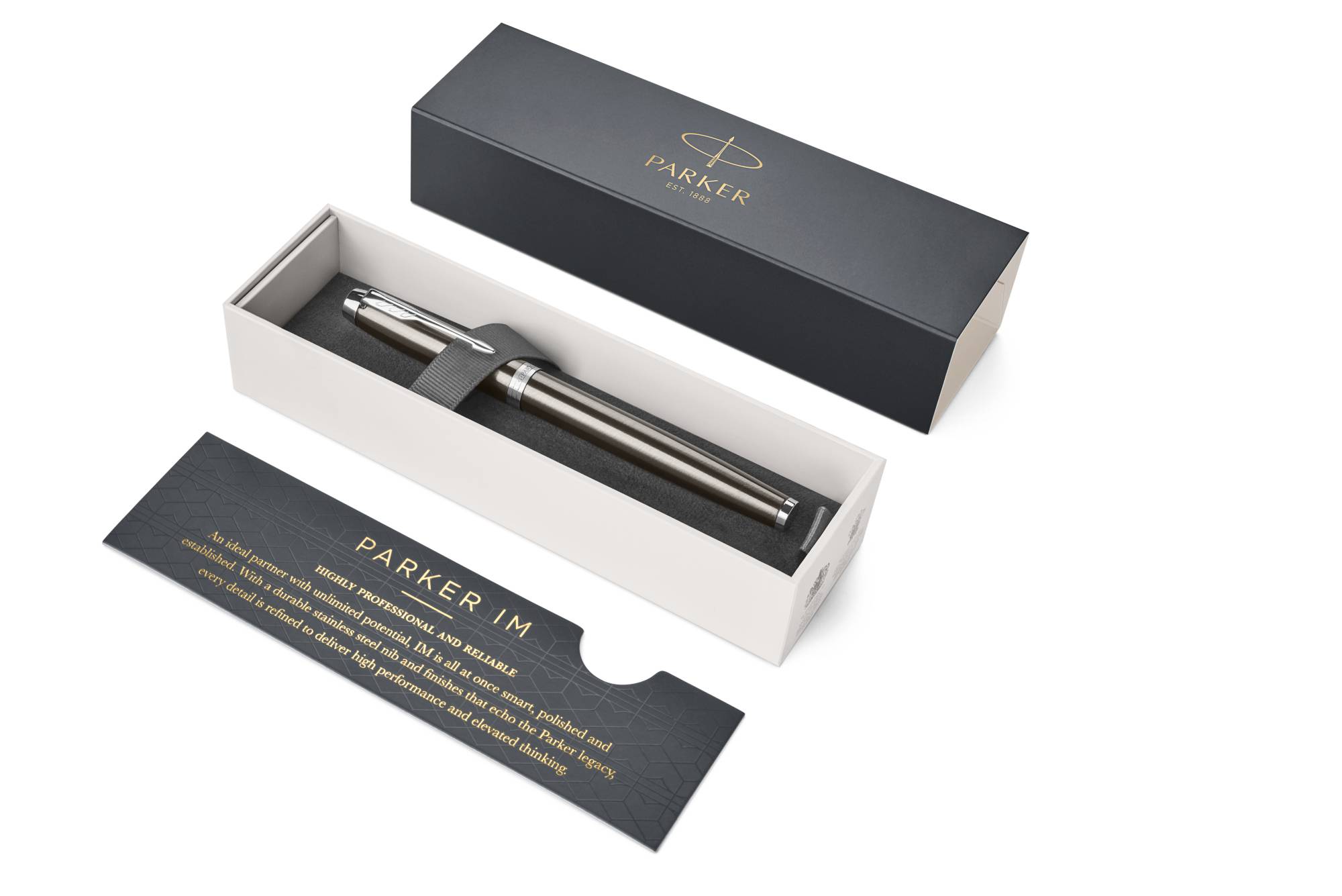 Parker IM Stift-Geschenkset in offener Präsentationsbox mit schwarzem Deckel, Stift im Inneren und passendem Markenkarten-Sleeve.