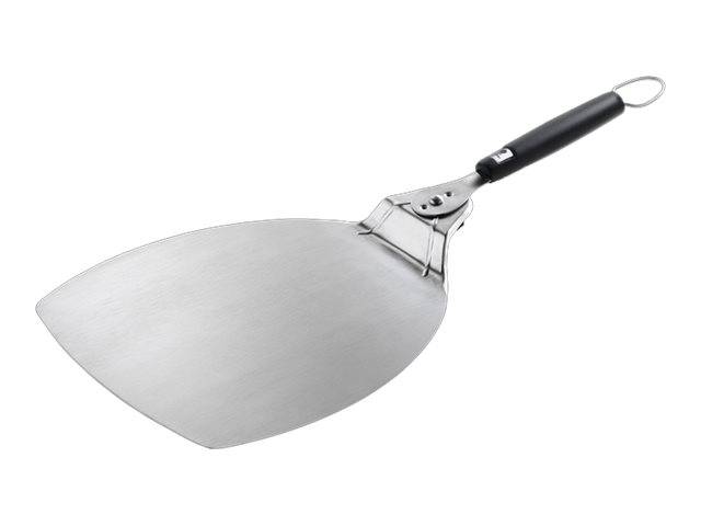 Metallische Pizzaschieber oder Spatel mit langem schwarzem Griff auf weißem Hintergrund.