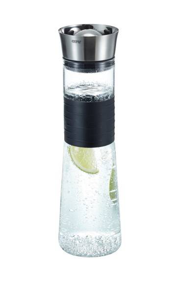 Hohes Glaswasserflasche mit schwarzem Griffband und Edelstahlkappe, gefüllt mit Sprudelwasser und Limettenscheiben.