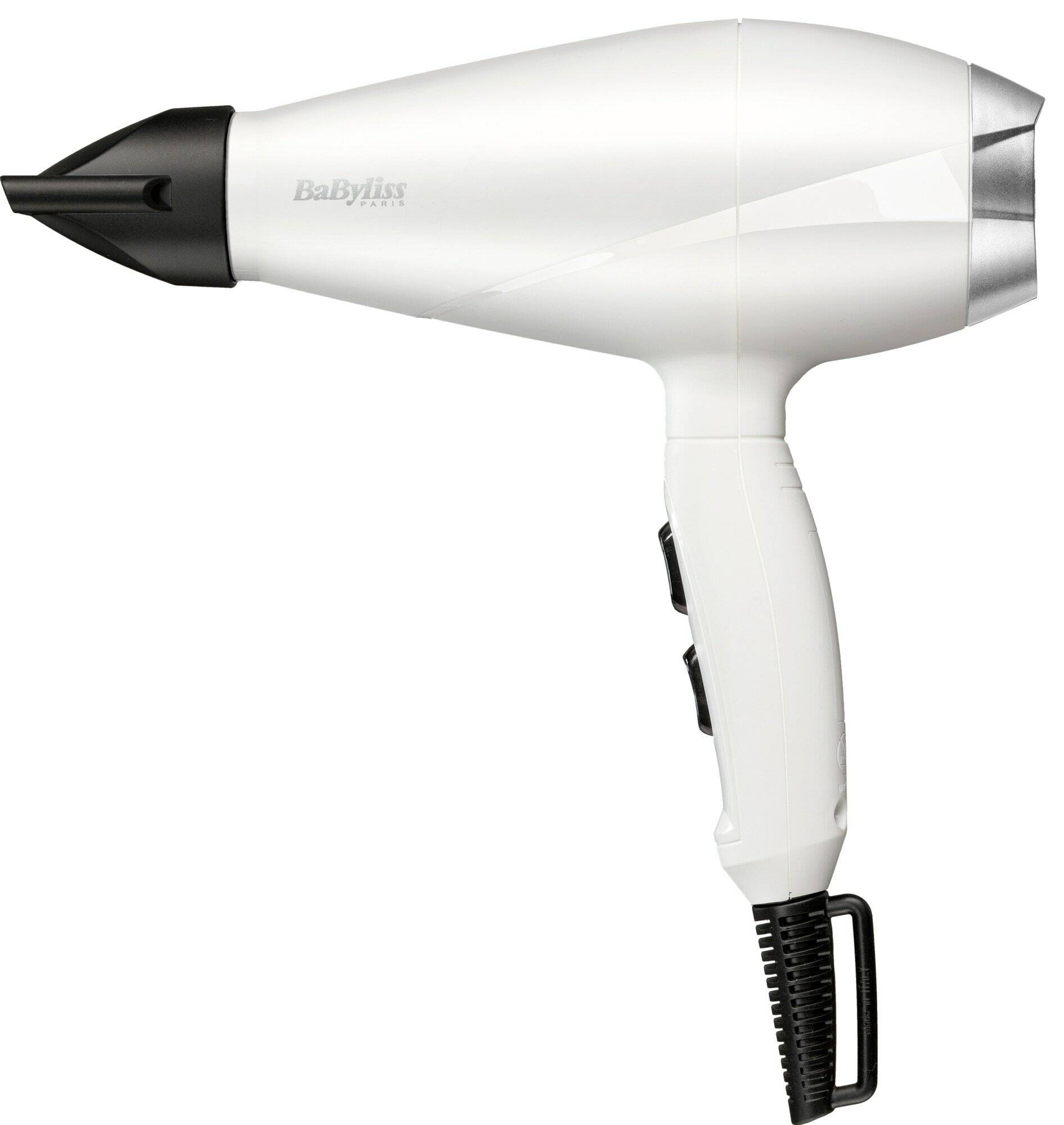 Weißer Babyliss Haartrockner mit schwarzer Düse und Griff, gezeigt in Seitenansicht auf einfachem Hintergrund.