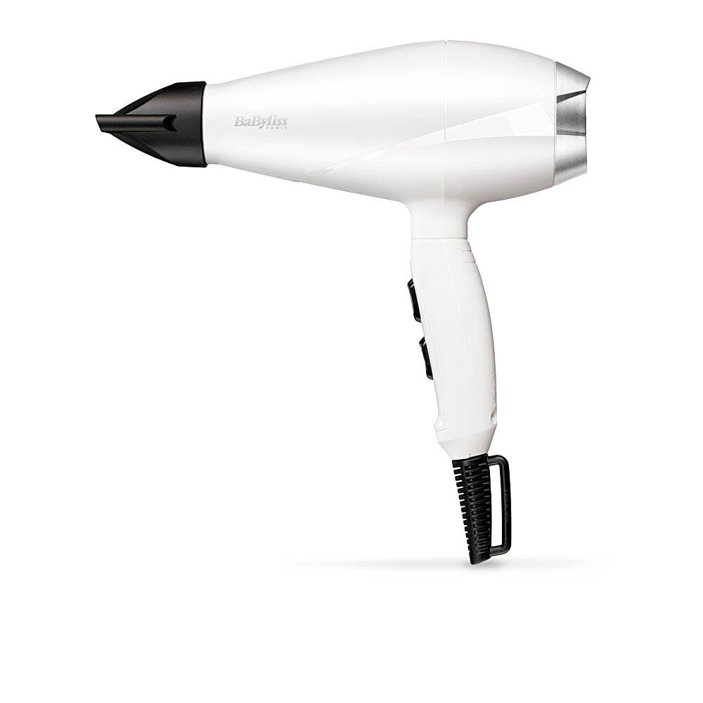 Weißer BaByliss Haartrockner mit schwarzer Düse, Seitenansicht auf weißem Hintergrund.