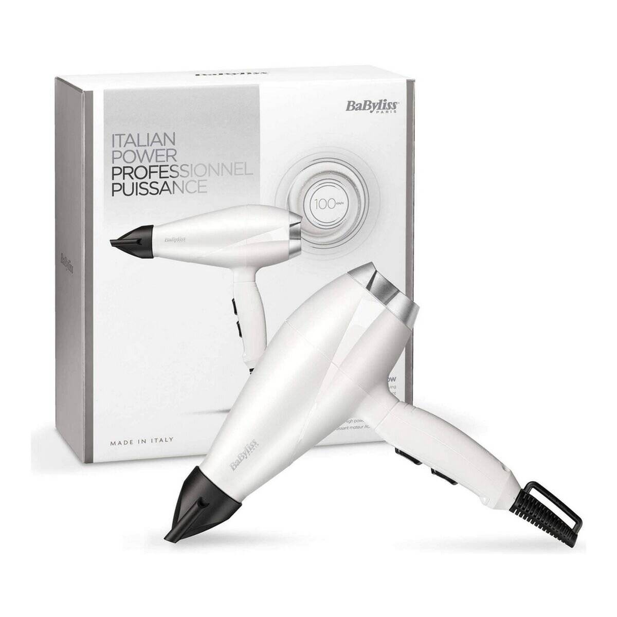 Zwei weiße BaByliss-Haartrockner, die vor ihrer Verpackung präsentiert werden, mit den Bezeichnungen „Italian Power Professionnel Puissance
