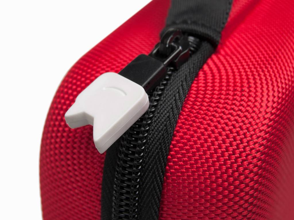 Nahaufnahme einer roten strukturierten Tasche mit schwarzem Reißverschluss und weißem Schieber.