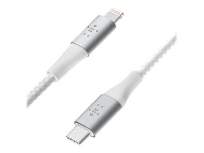 Zwei weiße Ladekabel mit Metallsteckern, eins mit Lightning-Anschluss und eins mit USB-C-Anschluss, auf einem schlichten Hintergrund abgebildet.