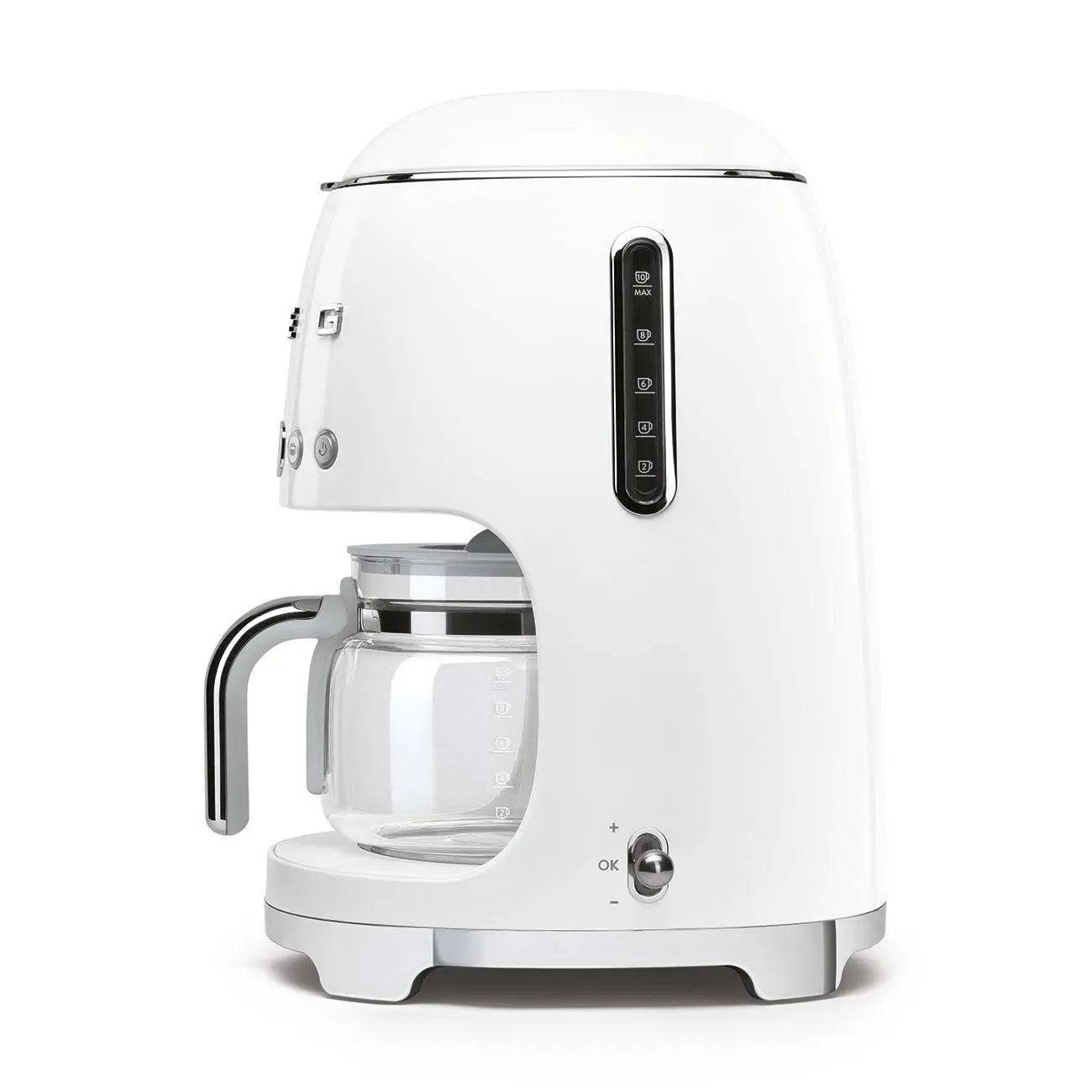 Weiße Arbeitsplatte Kaffeemaschine mit Glaskanne und Bedienfeld, auf neutralem Hintergrund dargestellt.