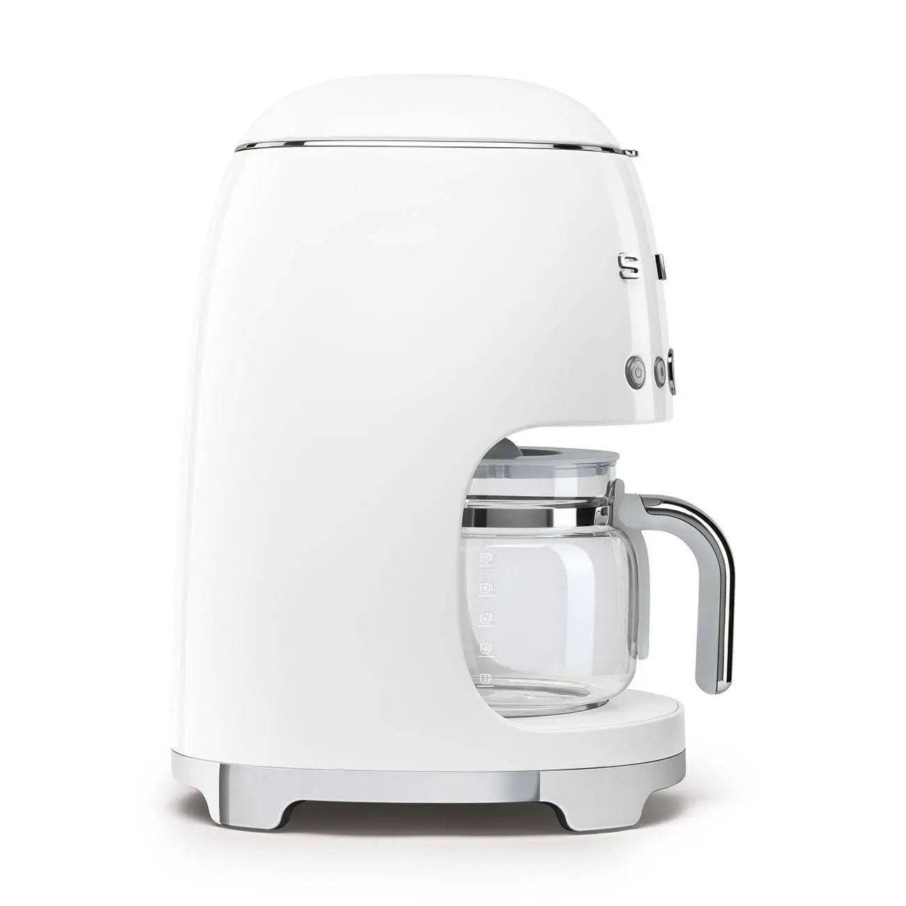 Weiße elektrische Kaffeemaschine mit Glaskanne und Chromgriff, dargestellt vor einfachem weißem Hintergrund.