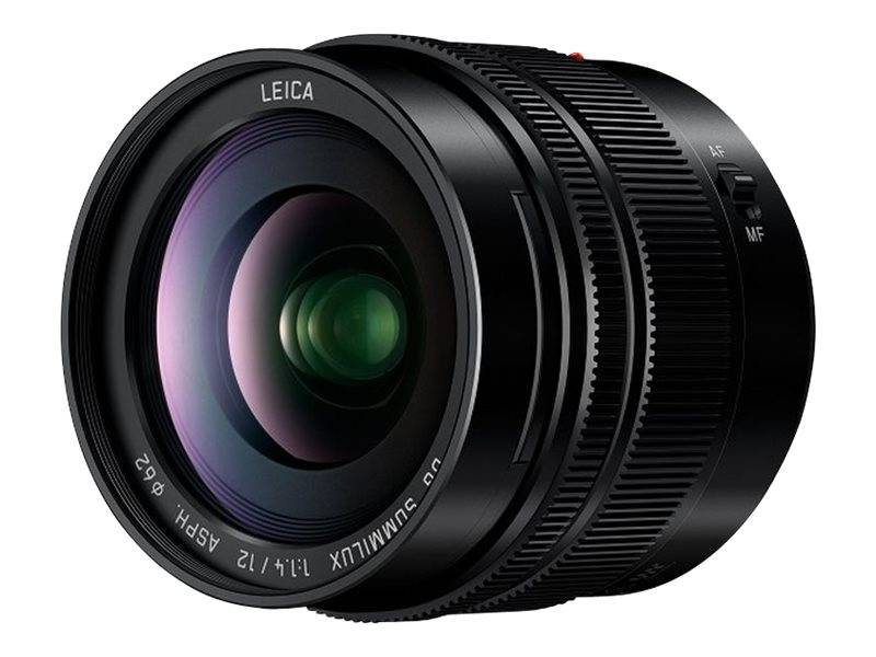 Schwarzes Leica-Kameraobjektiv in Nahaufnahme auf weißem Hintergrund, mit sichtbaren Fokus- und Blendenringen.