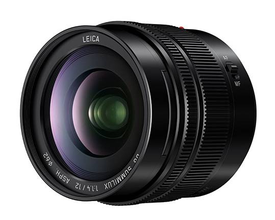 Schwarzes Leica-Kameraobjektiv in Nahaufnahme auf weißem Hintergrund, mit sichtbaren Fokussier- und Blendenenringen.