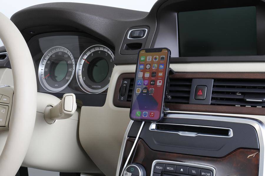 Ein Smartphone ist auf einem Autoschalttafelbrett in der Nähe des Lenkrads und der Mittelkonsole montiert und zeigt einen Startbildschirm für freihändige Nutzung.