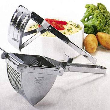 Zwei Edelstahl-Kartoffelpresse/Kartoffelstampfer-Werkzeuge, ausgestellt mit einer Schüssel mit Kartoffelpüree und Gemüse im Hintergrund.