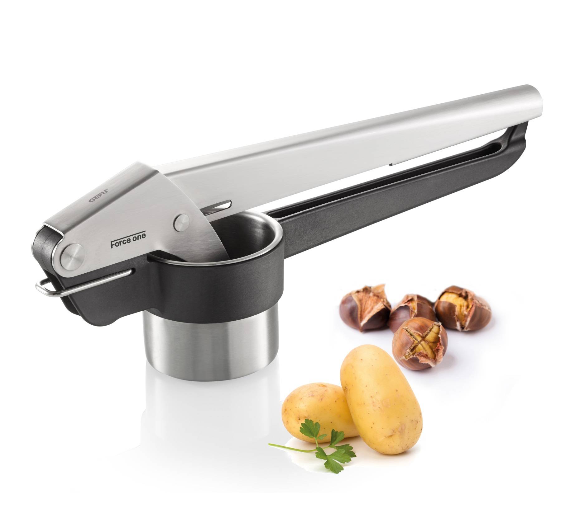 Kartoffelpresse aus Edelstahl und schwarz mit Griff, abgebildet mit geriebenen Kartoffeln und ganzen Kartoffeln auf weißem Hintergrund.