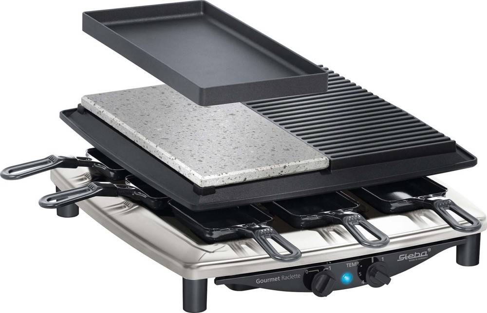 Ein Raclette-Grill mit einem Granitstein und einer Grillplatte über mehreren kleinen Pfännchen. Er ist elektrisch mit einem Temperaturregler.
