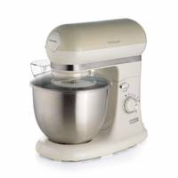 Cremefarbener Standmixer mit Edelstahlschüssel und Zubehör, auf weißem Hintergrund dargestellt.