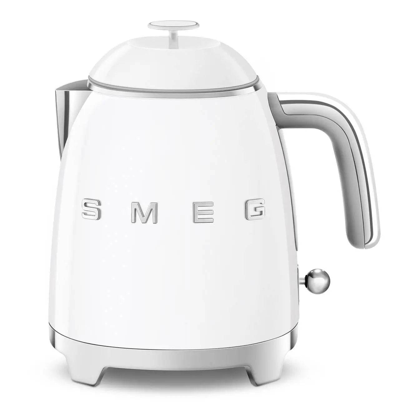 Weißer SMEG Elektrokessel mit Chromelementen und Seithengriff, auf neutralem Hintergrund dargestellt.