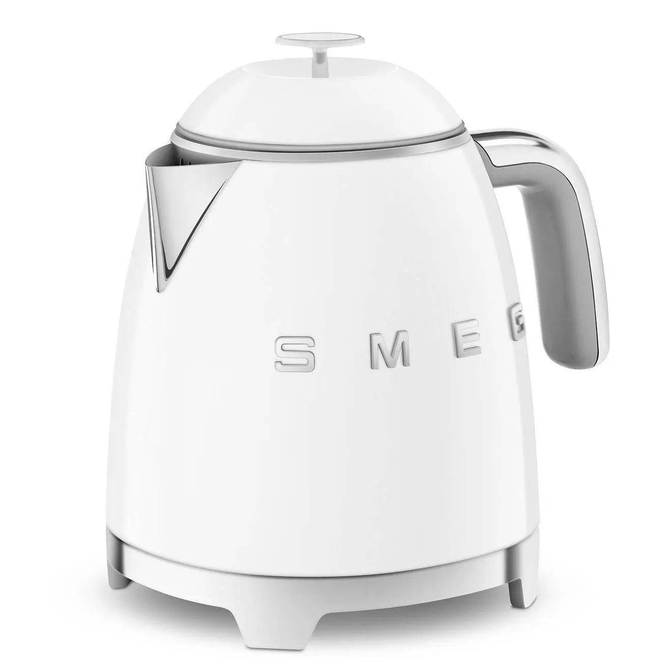 Weißer SMEG Elektrokessel mit silbernem Griff und Deckel auf einfachem Hintergrund.
