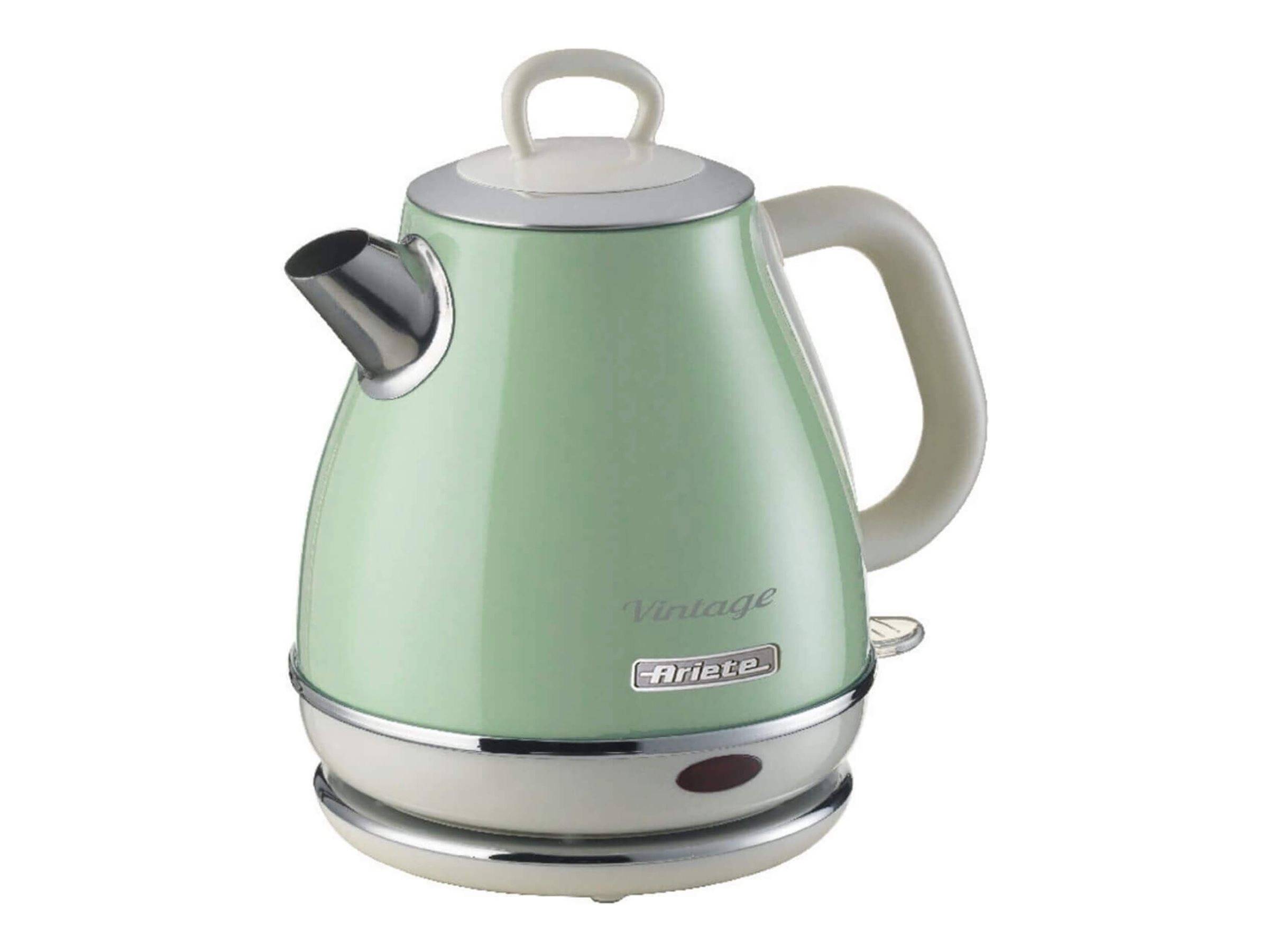 Mintgrüner Vintage-Wasserkocher mit silberner Basis, schwarzem Ausguss und oberem Griff auf weißem Hintergrund.