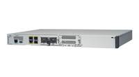 Rückansicht eines in ein Gestell eingebauten Netzwerkgeräts oder Servers mit Ethernet-Anschlüssen, Erweiterungssteckplätzen und Stromstecker.