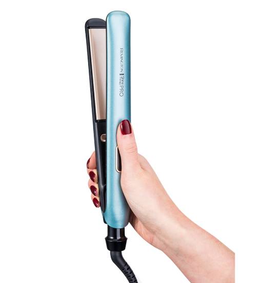 Eine Hand hält einen blauen Haarglätter, dahinter ist ein schwarzer sichtbar, alles auf weißem Hintergrund.