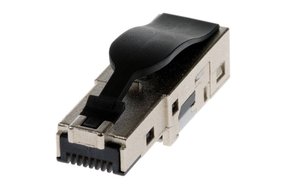Ein kleiner schwarz-silberner Netzwerkkabelstecker mit einem Verriegelungsclip, isoliert auf weißem Hintergrund dargestellt.