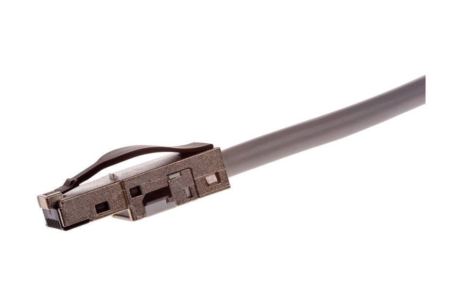 Nahaufnahme eines grauen Netzwerkkabels mit einem RJ45-ähnlichen Stecker auf weißem Hintergrund.