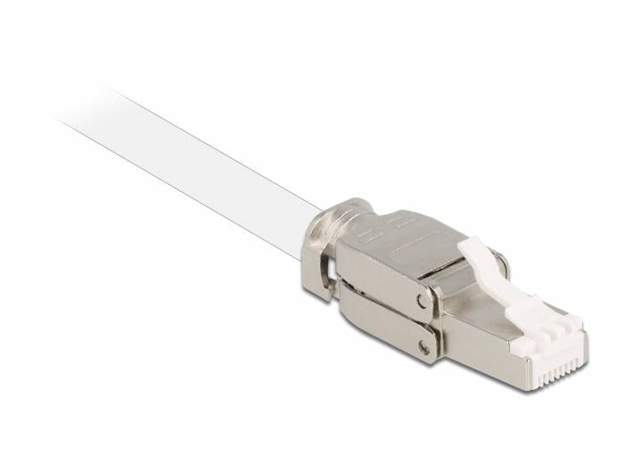 Nahaufnahme eines Metallsteckers für RJ45-Ethernet-Kabel mit transparentem Kabelende auf weißem Hintergrund.